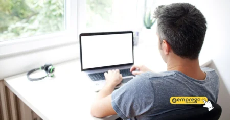Vaga home office na Kodland: Tutor de Python e Roblox, sem experiência necessária