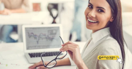 Vaga home office no QuintoAndar Especialista de Estratégia de Comunicação com salário competitivo