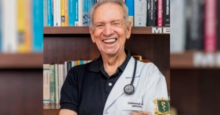 Idoso que virou médico aos 90 anos celebra 92 com grande festa e vira símbolo nacional de que nunca é tarde para estudar