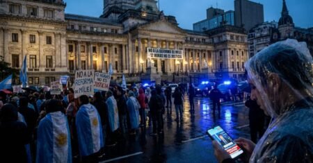 Reforma trabalhista de Milei começa a ser votada e é aprovada na Câmara em meio a greve geral e protestos, com jornadas de 12 horas e férias mais flexíveis no texto