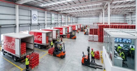 Solar Coca-Cola abre 98 vagas em expansão industrial e logística com oportunidades em tecnologia, marketing e segurança do trabalho em três estados
