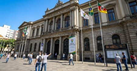 Concurso da Prefeitura de Porto Alegre oferece 20 vagas para Analista da Procuradoria com remuneração que pode superar R$ 9 mil, inscrições em março e provas em julho de 2026
