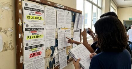 Sexta de concursos reúne 6 editais com inscrições em março e abril, vagas em prefeituras e UNEAL e salários que chegam a R$ 23.486,51