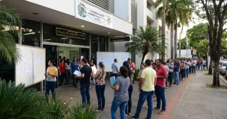 Salários acima de R$ 10 mil e disputa por estabilidade, SES-GO abre 100 vagas para fiscal de saúde pública e detalha inscrições, prazos e provas em Goiânia