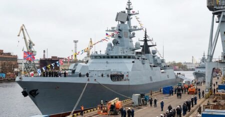 Com 135 metros e até 5,4 mil toneladas, a nova fragata russa vai à água como vitrine da indústria naval, com mísseis hipersônicos e alcance oceânico