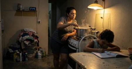 Sob a escala 6×1 e a pobreza de tempo, brasileiras acumulam mais de 54 horas semanais entre emprego, tarefas domésticas e cuidado da família, com renda menor e maior desemprego