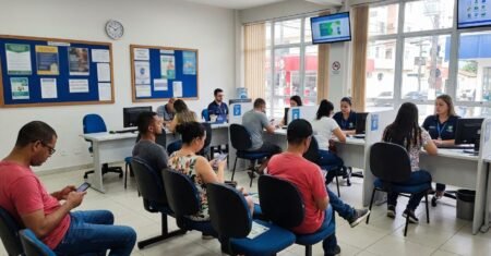 Navegantes abre 893 vagas de emprego na semana, com 722 no portal Navega + Emprego e 171 no Sine, com seleção gratuita e opções temporárias e de estágio