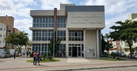 Câmara de Balneário Piçarras abre concurso público de 2026 com inscrições até maio, taxa de R$ 130 e vagas em seis áreas do Legislativo